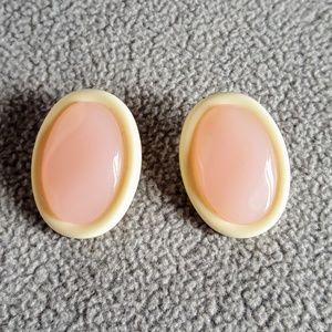 💢Vintage 1980s White Acrylic Earrings with Pink Oval Center